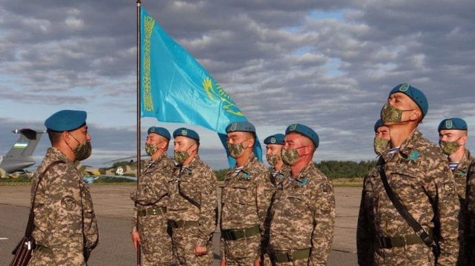 В Беларусь для стратегических учений прилетели военные из Казахстана