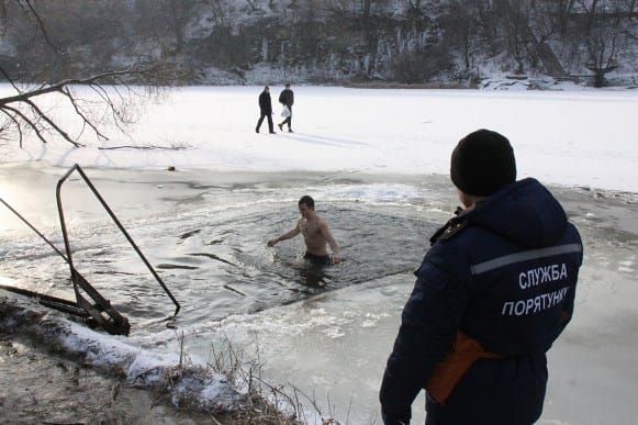 На Крещение за украинцами, которые пойдут купаться, будут присматривать 2 тысячи спасателей