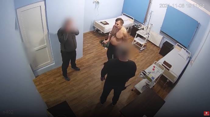 В Грузии показали видео, как Саакашвили затаскивают в тюремную больницу, и заявили о нападении