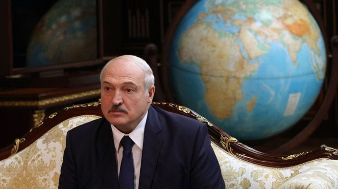 Лукашенко відібрав дипломатичні ранги в трьох послів Білорусі  
