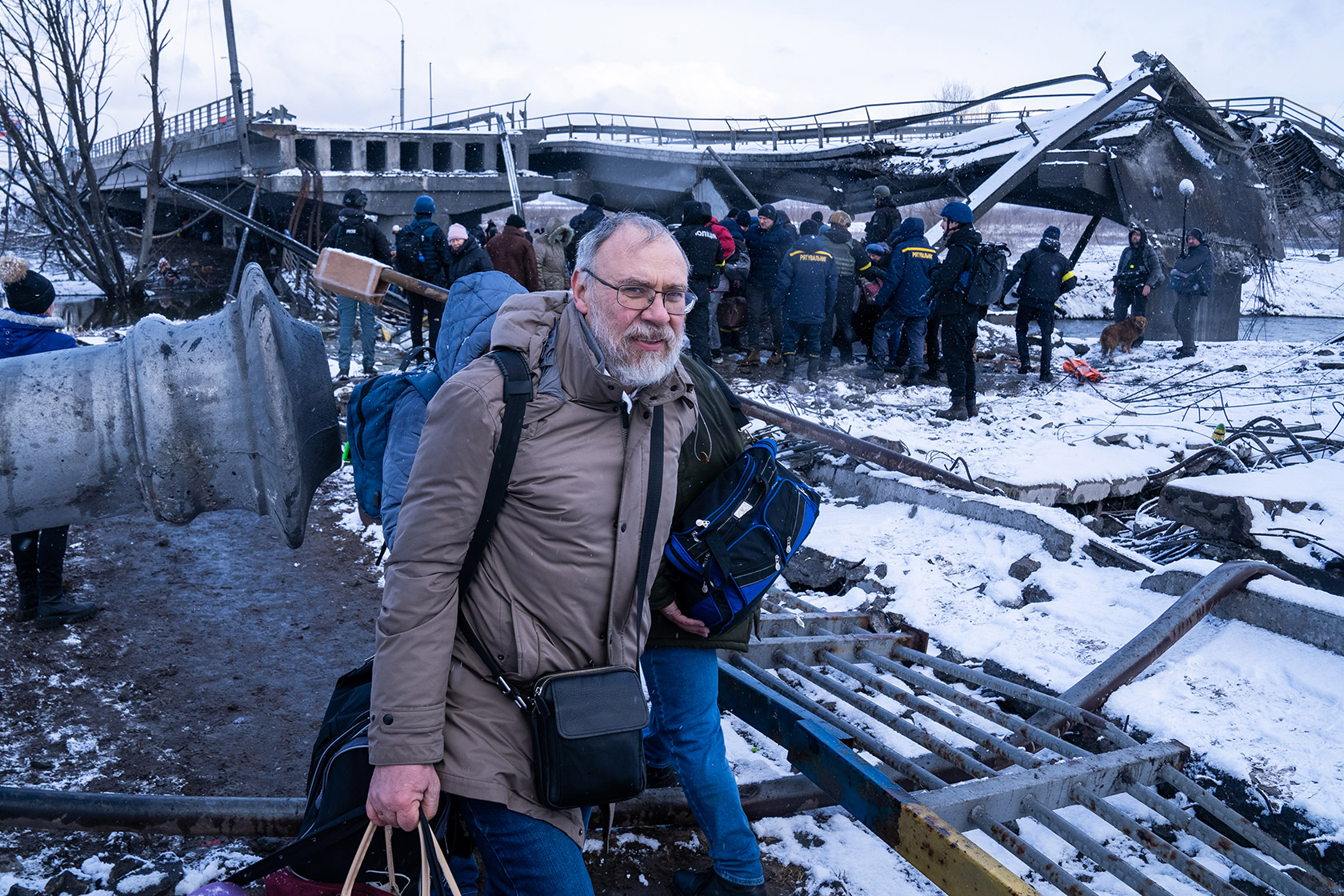 Евакуація людей з міста Ірпінь під зруйнованим автомобільним мостом