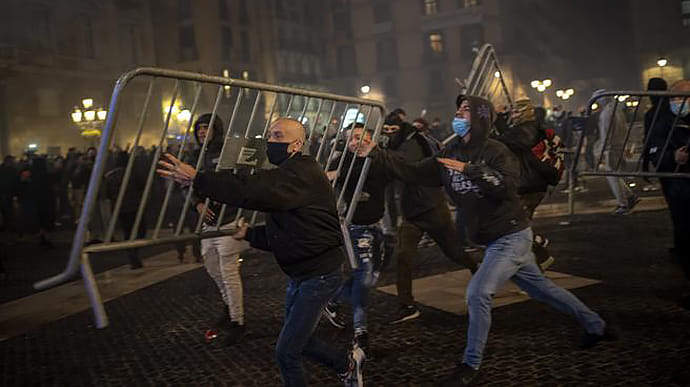 Коронавирусный бунт в Барселоне перерос в беспорядки и мародерства
