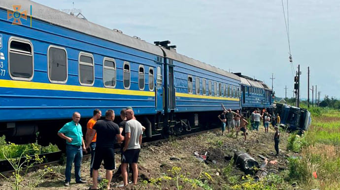 На Закарпатье столкнулись пассажирский поезд и грузовик