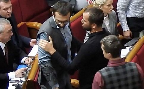 В Раде подрались Лещенко и Мельничук из-за антикоррупционного комитета