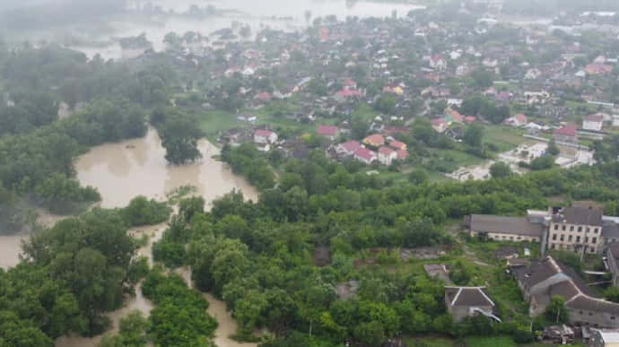 Подтопления, поваленные деревья, порыв дамбы: непогода бушует в 8 областях Украины