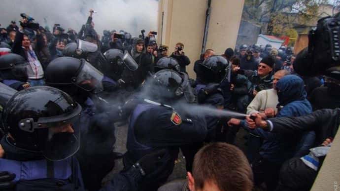 МВД планирует сильнее наказывать за оскорбление полицейских и газовые баллончики