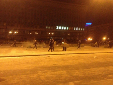 Людей розганяли тітушки і міліція, з кийками та гранатами, добиваючи по дворах. Фото golos.zp.ua