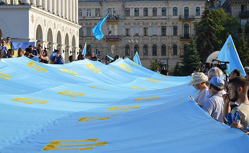 В центре Киева пронесли самый большой в мире крымскотатарский флаг