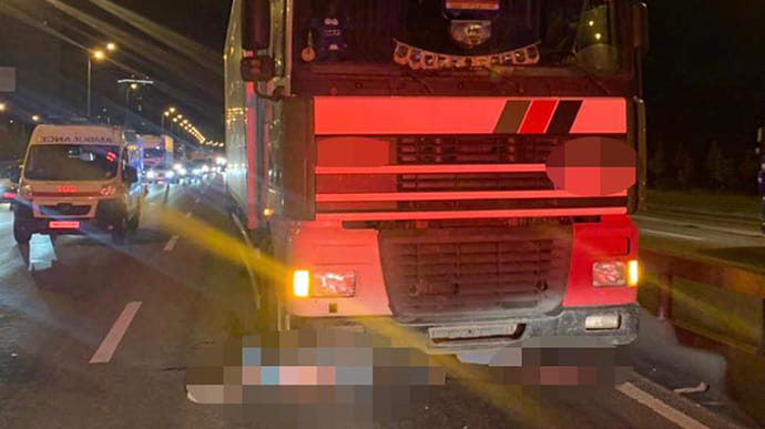 В Киеве грузовик сбил насмерть двух человек: перебегали дорогу