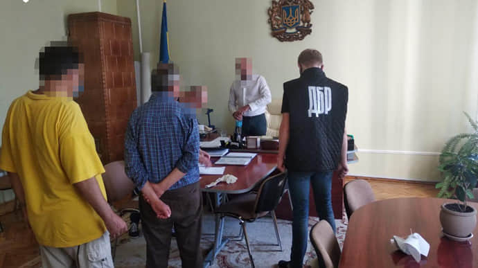 ДБР затримало чиновника Чернівецької ОДА: взяв відкат за тендер  
