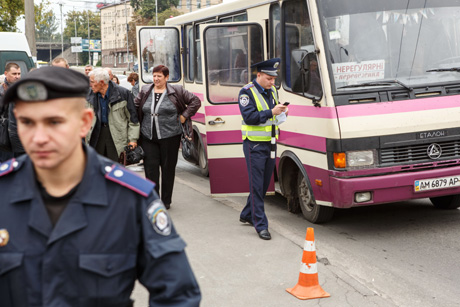 Участников мероприятия привезли на нескольких десятках автобусов. Порядок охраняли около сотни милиционеров. 