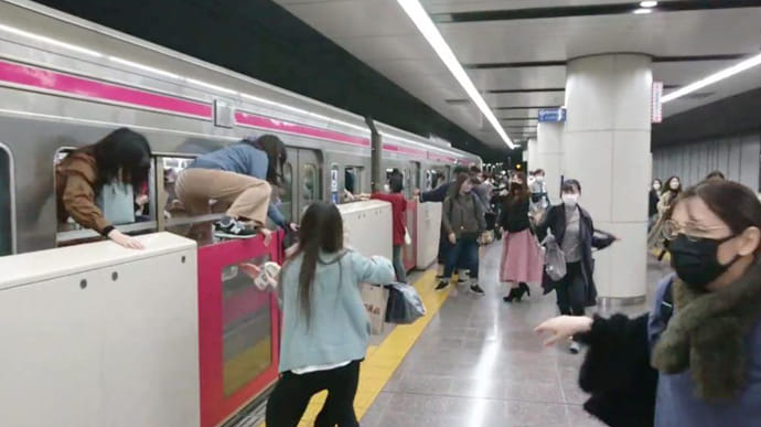 В Японии мужчина в костюме Джокера поджег вагон метро: 17 раненых
