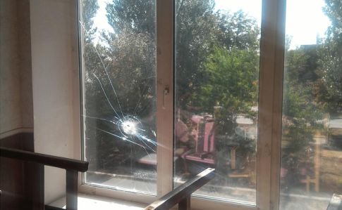 Бойовики стріляли по будинках і школі у Мар'їнці