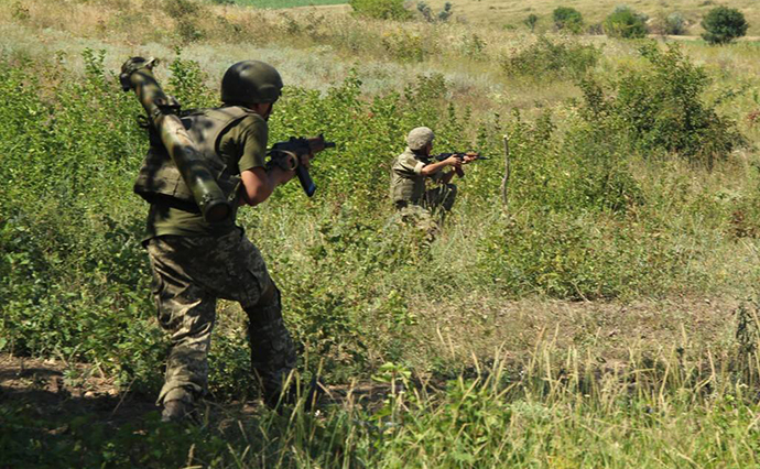 Боевики ранили украинского военного