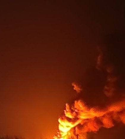 Дым от нефтебазы, куда попала российская ракета