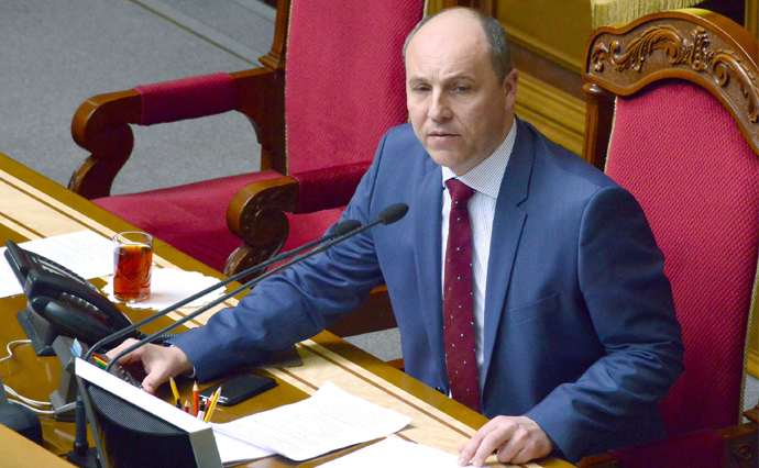 Еврооптимисты: Парубий нарушил регламент, подписывая закон о Донбассе