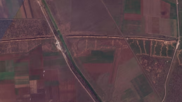 Окупанти облаштували подвійну лінію окопів у Криму: супутникові знімки