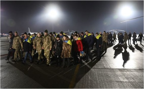 Літаки зі звільненими з полону українцями приземлилися в Борисполі
