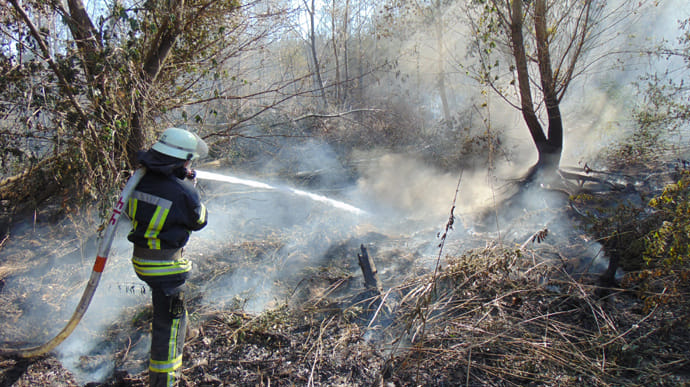 Рятувальники продовжують гасити окремі осередки пожежі на Луганщині