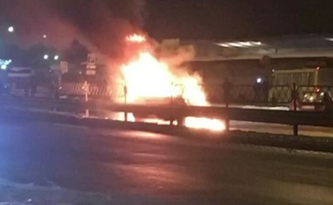 На проспекте на выезде из Киева произошли взрывы, сгорел автомобиль