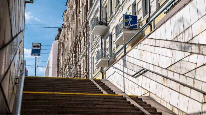 В Киеве на Театральной человек упал на рельсы, три станции закрывали