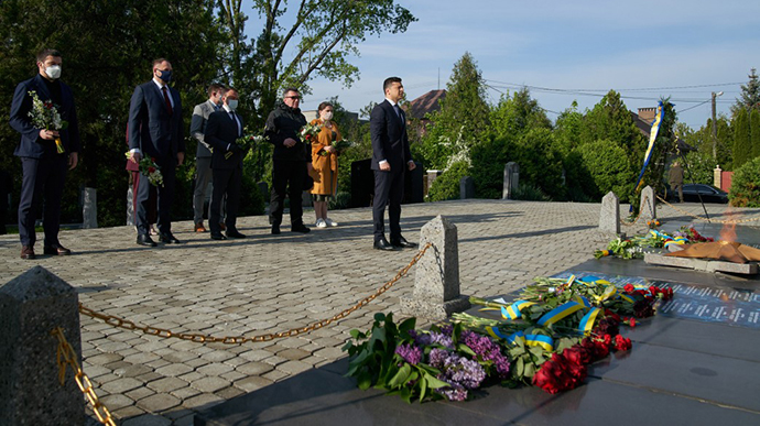 Президент уже успел возложить цветы в Киеве и на Закарпатье