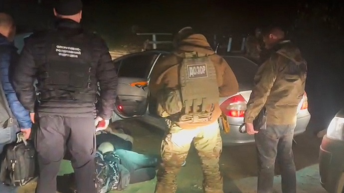 6500$ за виїзд до Румунії: поліція затримала переправника ухилянтів