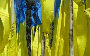 У Донецьку невідомі підпалили прапор України біля міськвиконкому