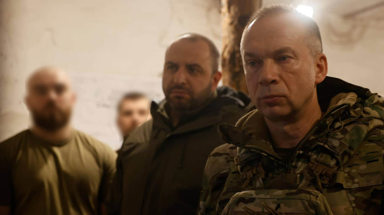 Senior Ukrainian military officials visit front line – photo