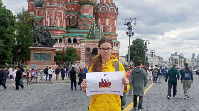 У Росії в день народження Навального людей затримували за плакати про кенгуру і кульки