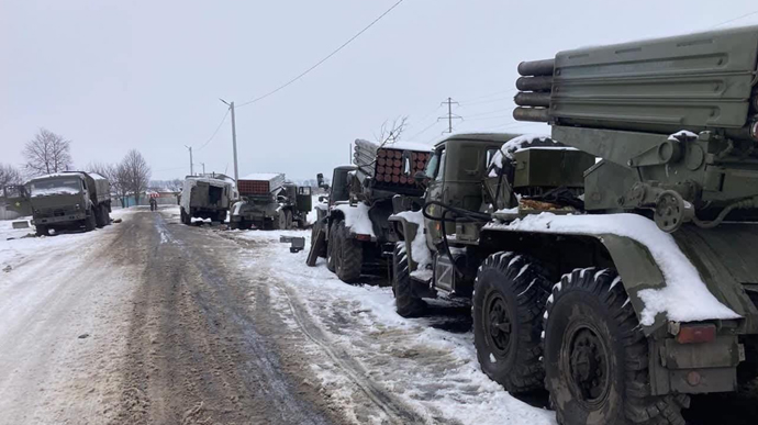 Possible provocation: Russian troops point their weapons towards their own country