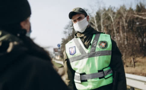 С 6 апреля в Украине запрещается ходить более чем по двое