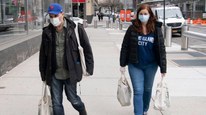 Експерти про вплив погоди на COVID: теплий сезон – не привід знімати маски