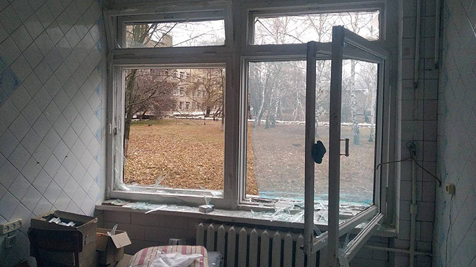 Росіяни вдарили по лікарні на Харківщині: поранений фельдшер 
