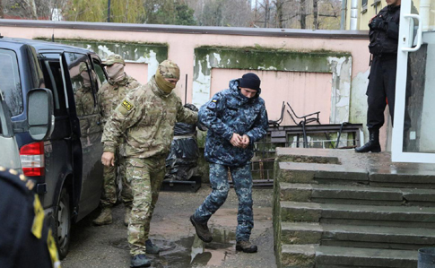 Трех раненых украинских моряков перевели из больницы в СИЗО