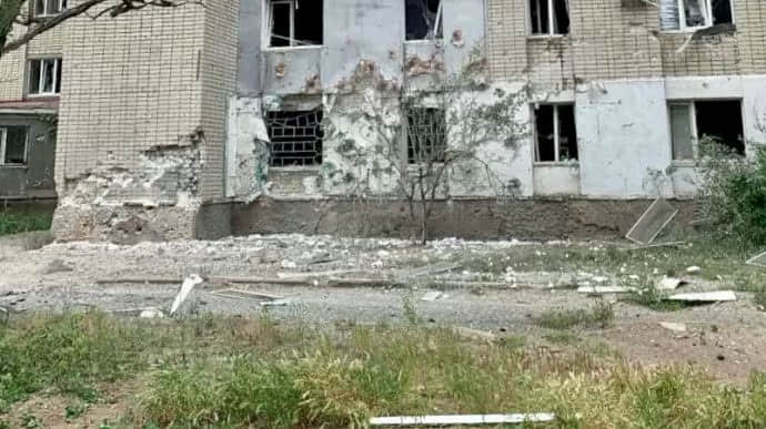 Russians hit Mykolaiv suburbs with missile at night