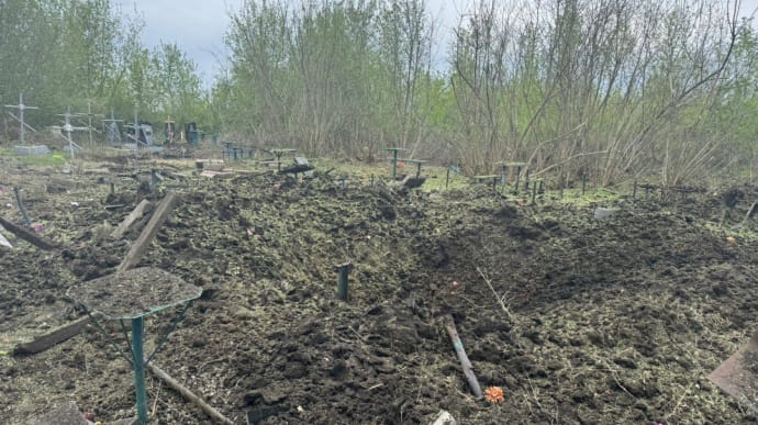 Росія вдарила КАБами по Вовчанську: поранили цивільного та пошкодили церкву
