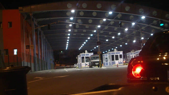 Slovak hauliers block lorry traffic at border with Ukraine again