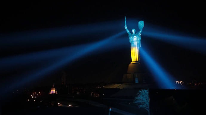 Самый большой монумент Украины подсветили цветами флага