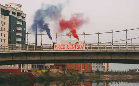 Участниц Pussy Riot задержали после акции в поддержку Сенцова 