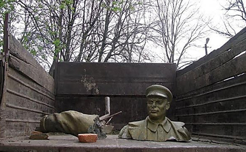 В Одесской области снесли последний памятник деятелю тоталитарного режима