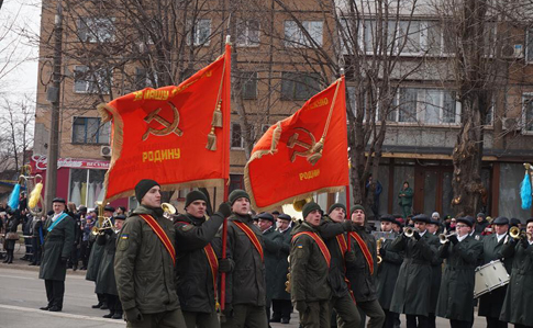 На параде в Кривом Роге нацгвардейцы маршировали с советскими флагами
