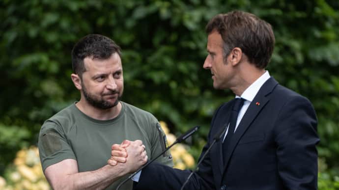 Macron promises more military aid for Ukraine in the coming days and weeks