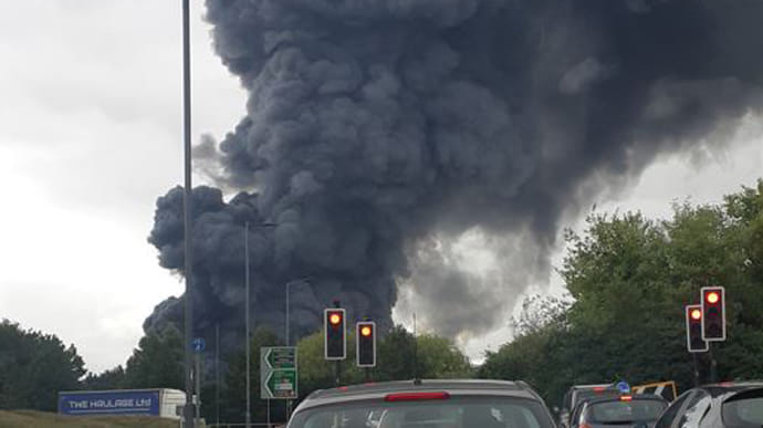 В Англии произошел взрыв на промышленном предприятии, начался сильный пожар