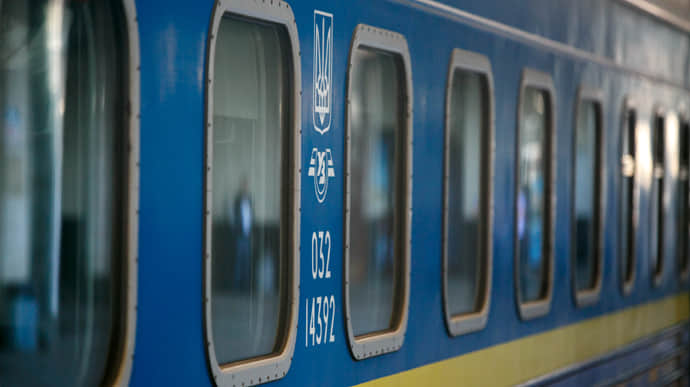 Побиття у поїзді: Укрзалізниця звільнить провідницю і працівників, які не допомогли жінці