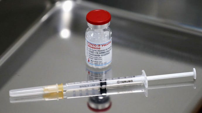 Moderna розпочала клінічні випробування ковід-вакцини проти Omicron