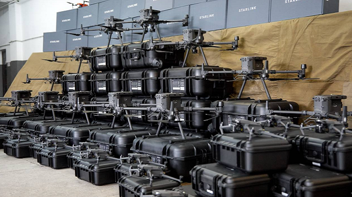 В Бахмут відправили майже сотню дронів і десятки Starlink 