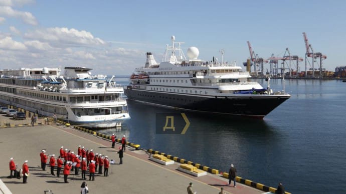 Вперше за два роки до Одеси зайшов круїзний лайнер: на борту американці й канадці
