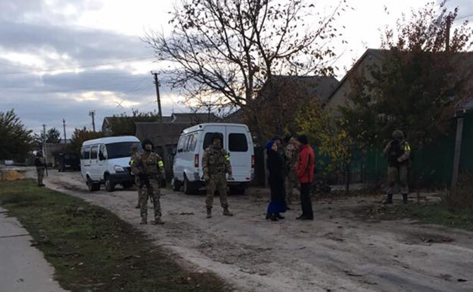 В Крыму оккупанты обыскали и задержали крымскотатарскую семью
