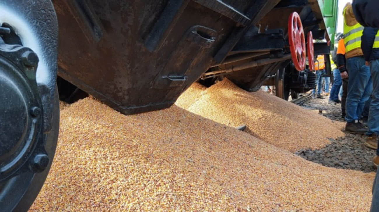 Polish farmers block railway at Medyka border crossing and spill grain from hopper car – photo, video